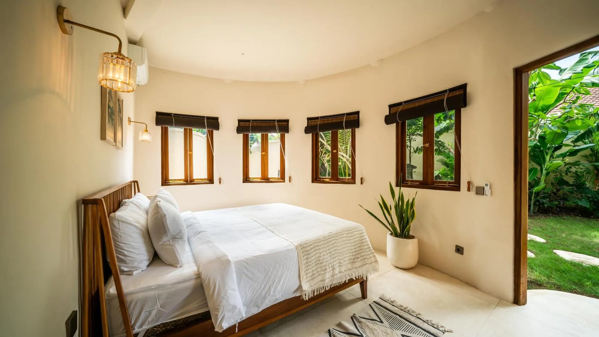 Villa Meraki, 6Br, Incl Breakfast, Heart Of Seminyak, Walking Distance To Restaurants, Bars And Shops, Tropical Garden