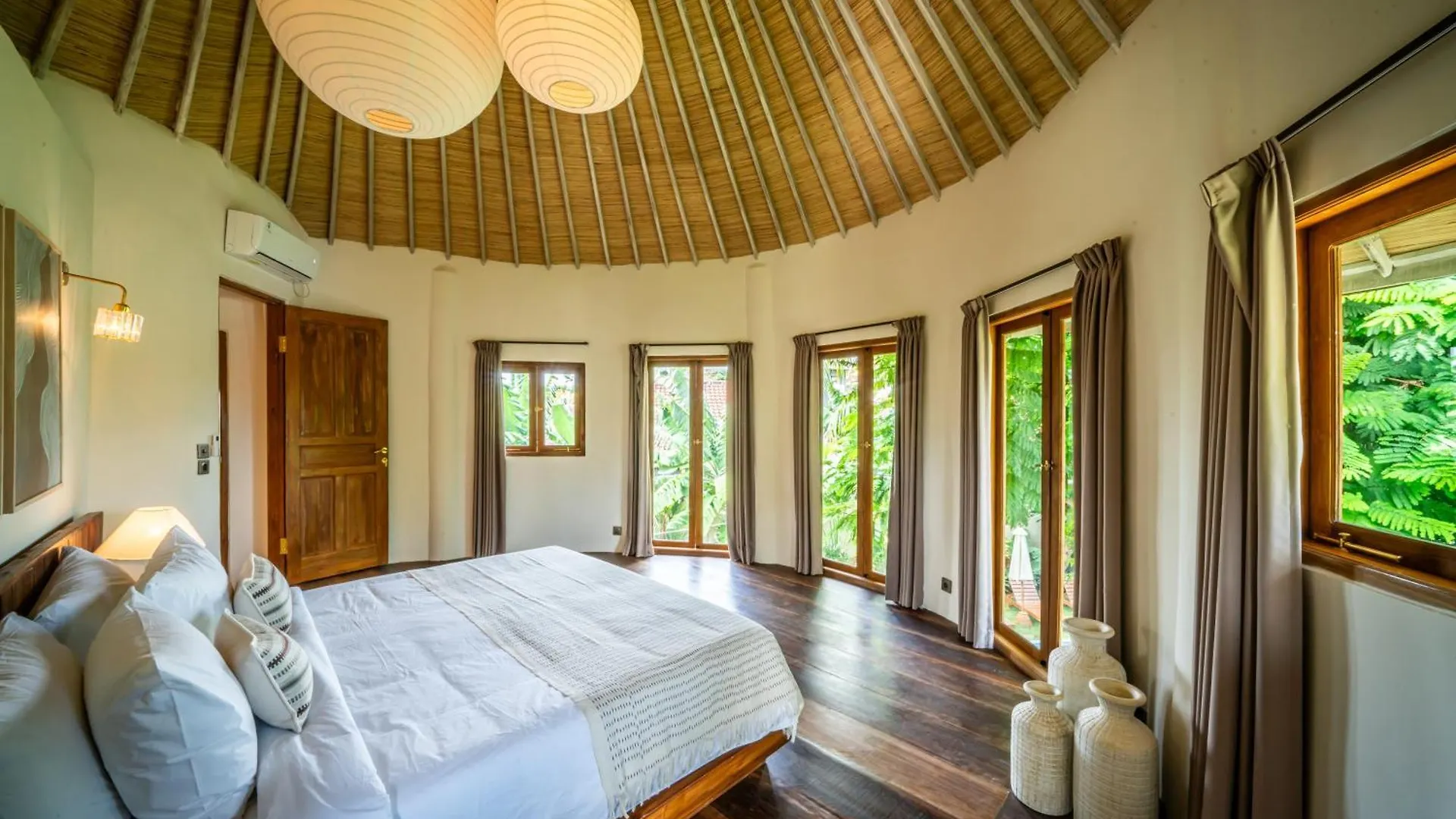 Villa Meraki, 6Br, Incl Breakfast, Heart Of Seminyak, Walking Distance To Restaurants, Bars And Shops, Tropical Garden