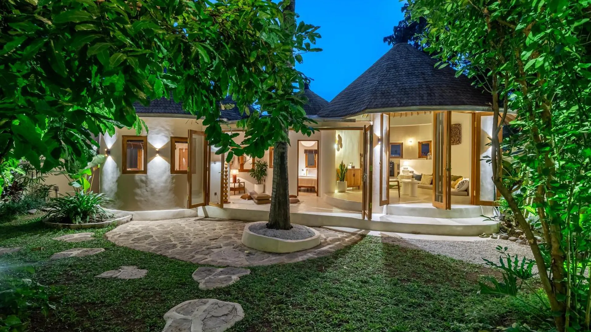 Villa Meraki, 6Br, Incl Breakfast, Heart Of Seminyak, Walking Distance To Restaurants, Bars And Shops, Tropical Garden