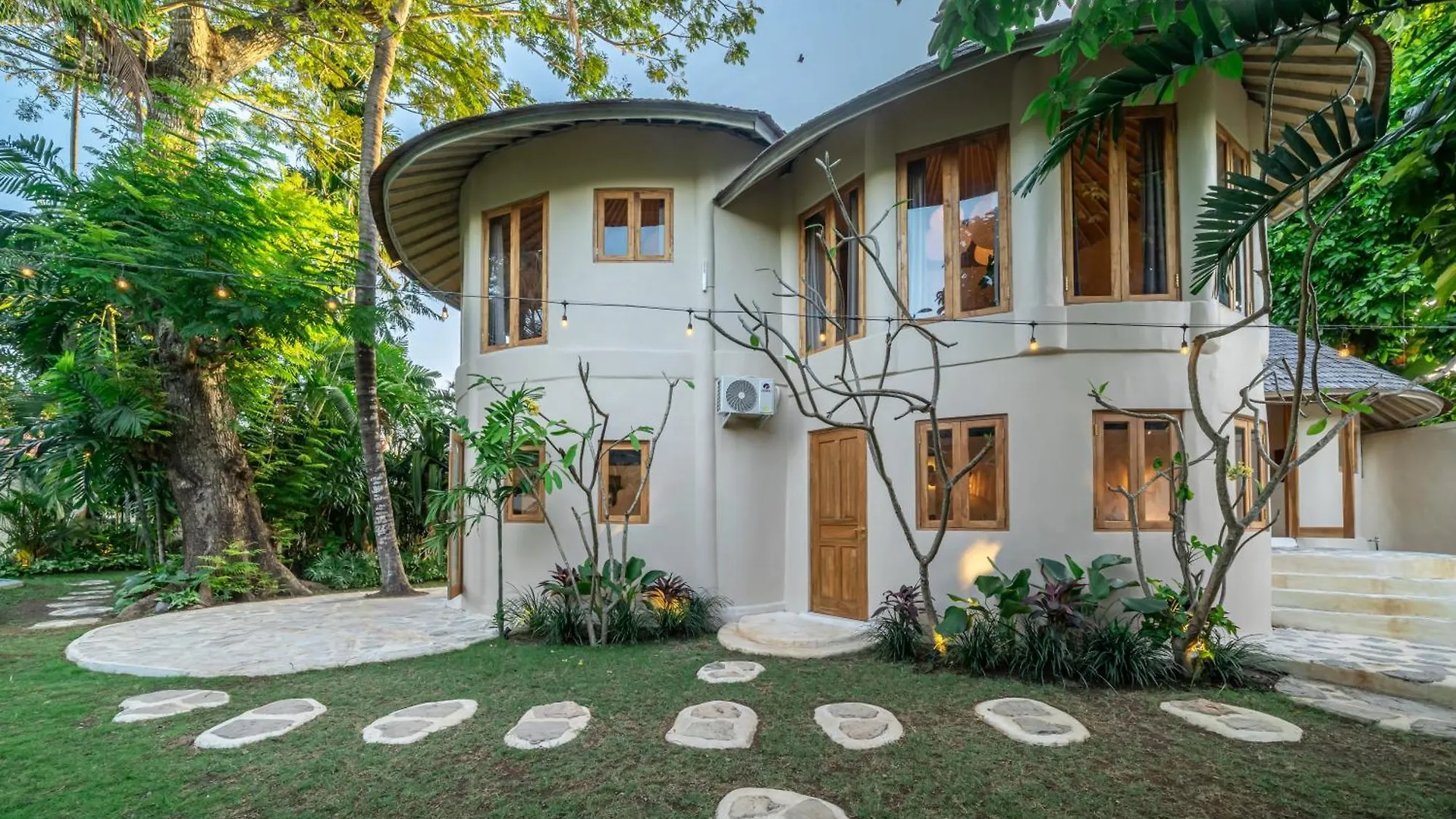 Villa Meraki, 6Br, Incl Breakfast, Heart Of Seminyak, Walking Distance To Restaurants, Bars And Shops, Tropical Garden Seminyak (Bali)