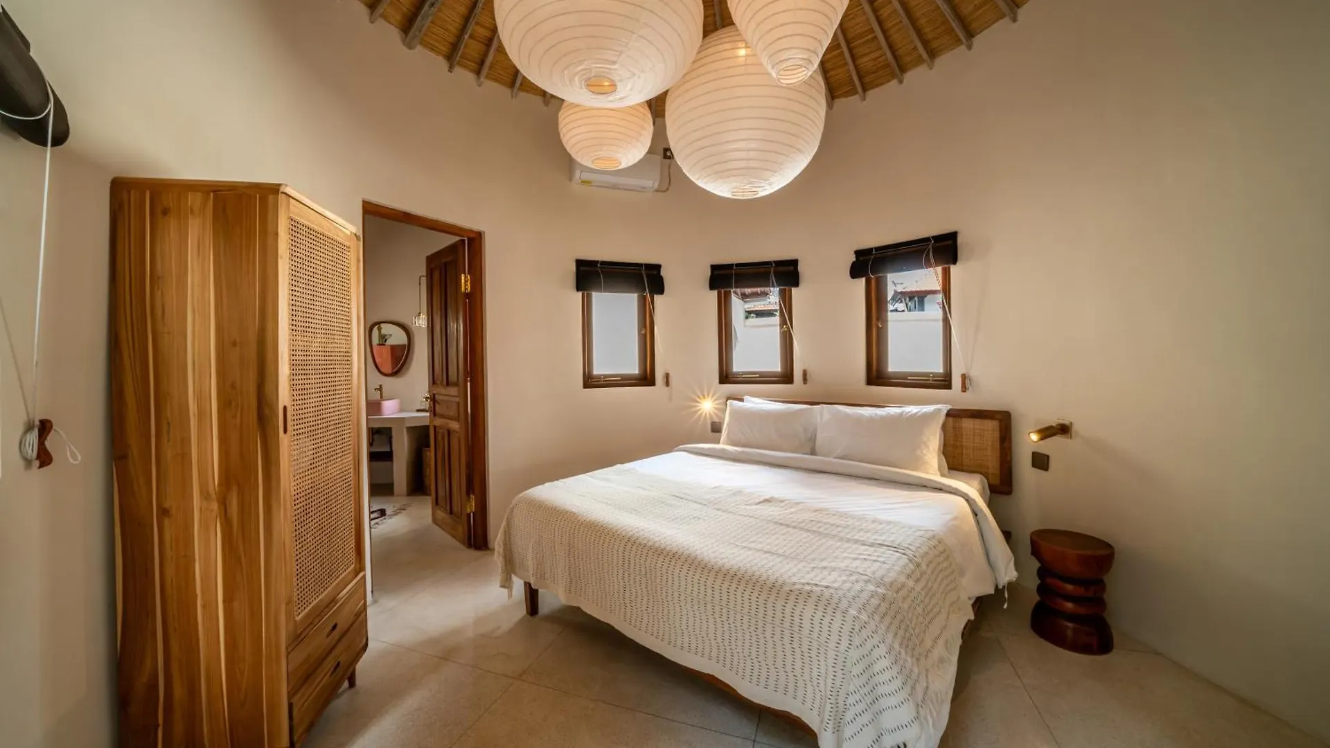 Villa Meraki, 6Br, Incl Breakfast, Heart Of Seminyak, Walking Distance To Restaurants, Bars And Shops, Tropical Garden