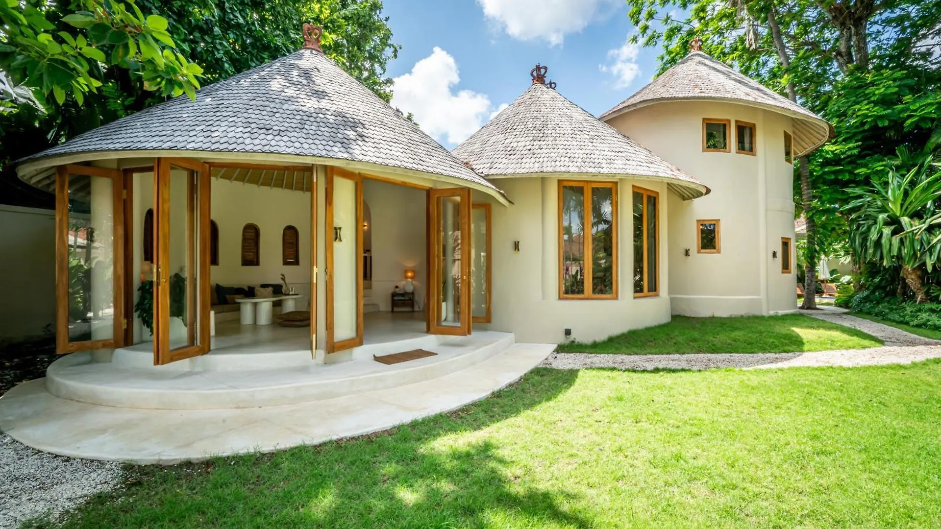 Villa Meraki, 6Br, Incl Breakfast, Heart Of Seminyak, Walking Distance To Restaurants, Bars And Shops, Tropical Garden