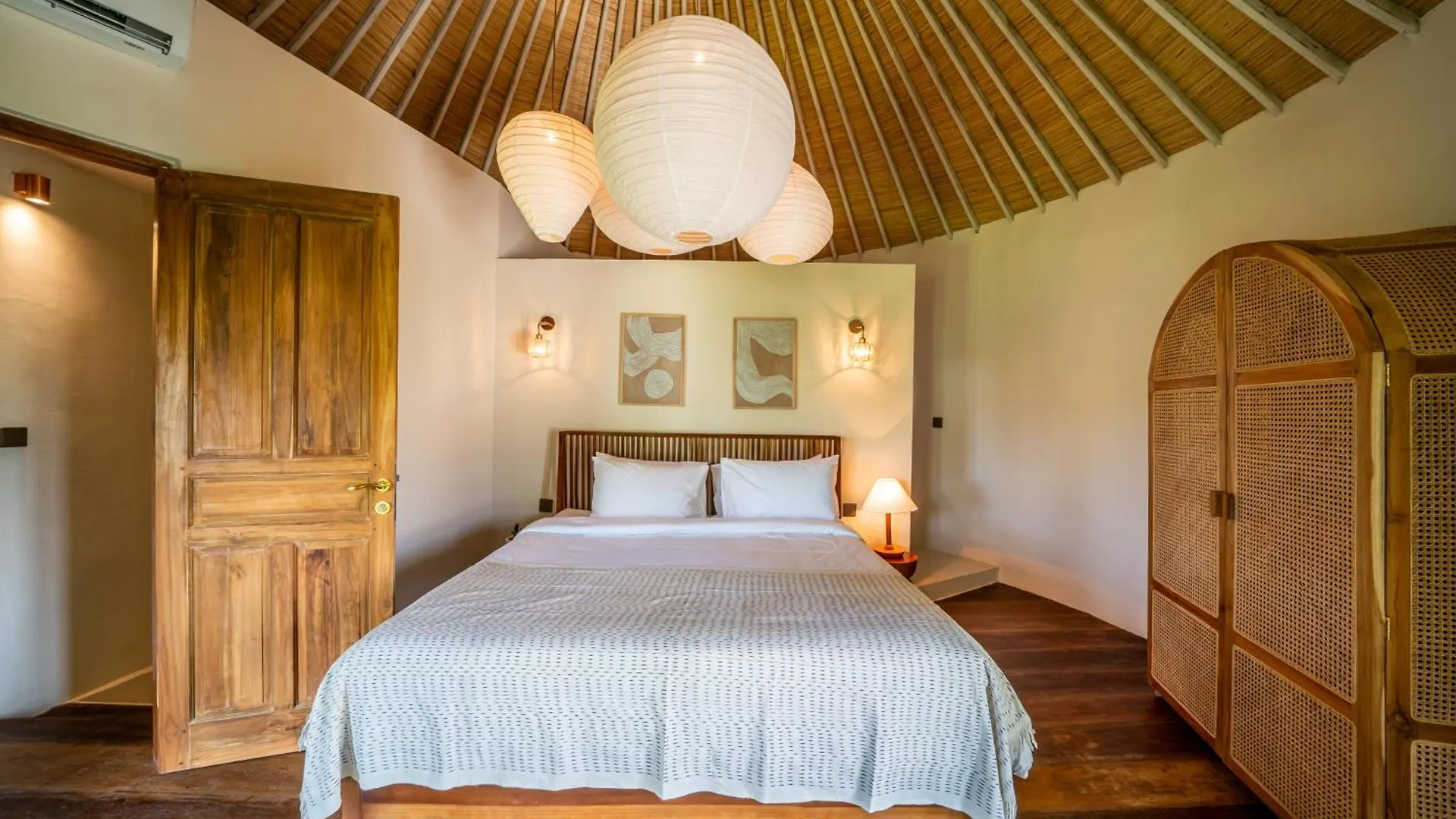 Villa Meraki, 6Br, Incl Breakfast, Heart Of Seminyak, Walking Distance To Restaurants, Bars And Shops, Tropical Garden