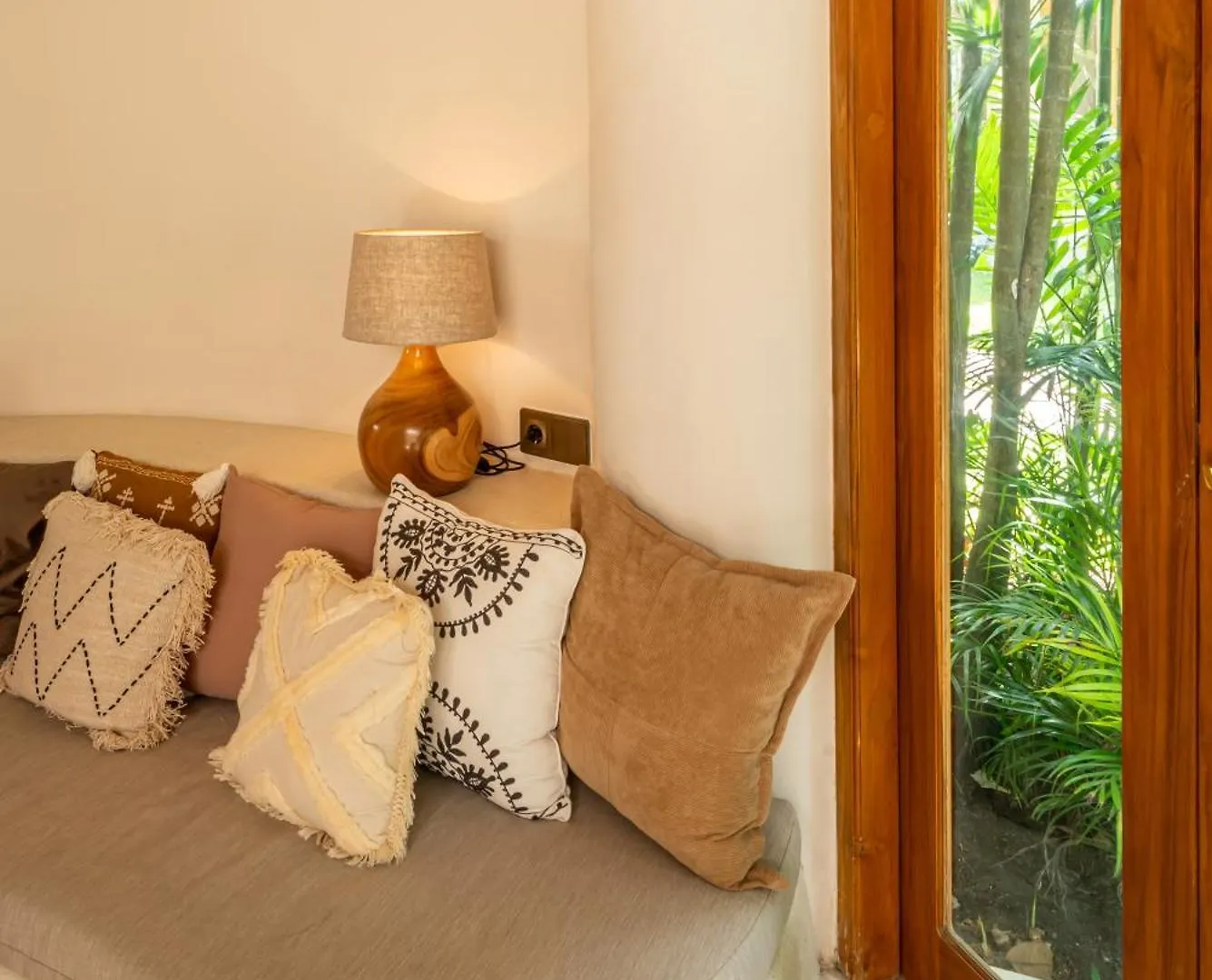 Villa Meraki, 6Br, Incl Breakfast, Heart Of Seminyak, Walking Distance To Restaurants, Bars And Shops, Tropical Garden