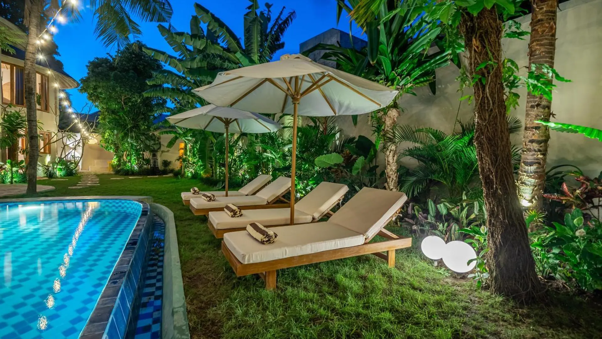 Villa Meraki, 6Br, Incl Breakfast, Heart Of Seminyak, Walking Distance To Restaurants, Bars And Shops, Tropical Garden