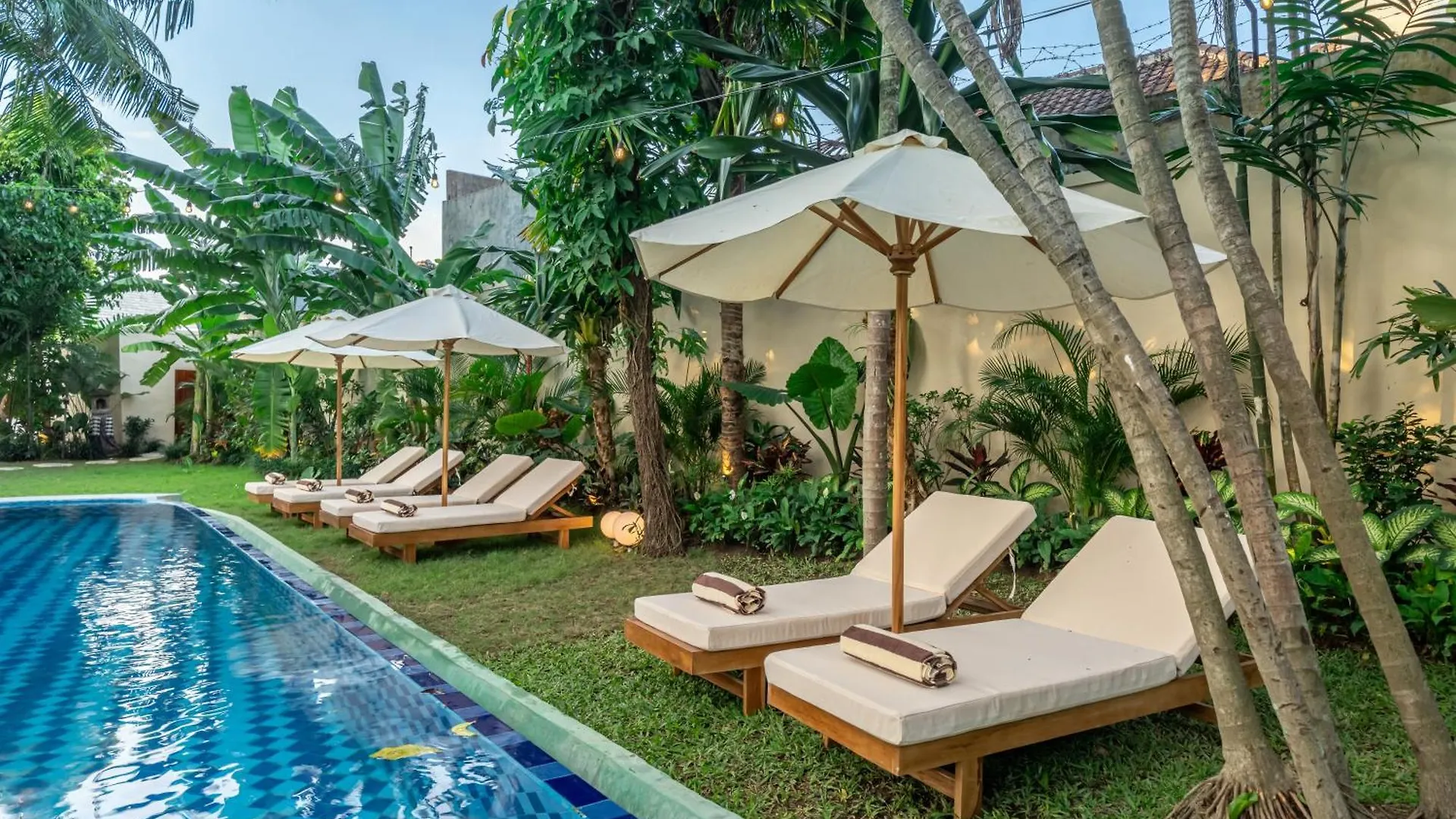 Villa Meraki, 6Br, Incl Breakfast, Heart Of Seminyak, Walking Distance To Restaurants, Bars And Shops, Tropical Garden