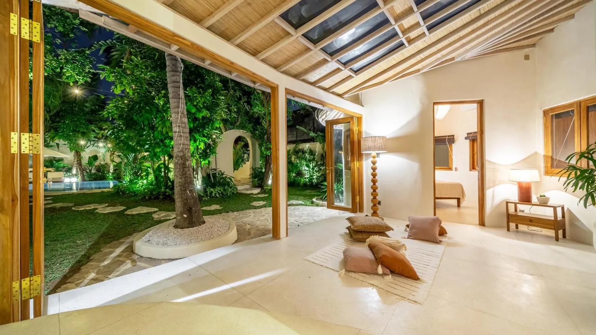 Villa Meraki, 6Br, Incl Breakfast, Heart Of Seminyak, Walking Distance To Restaurants, Bars And Shops, Tropical Garden